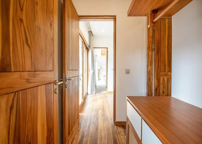 Opulent 6 Bedroom In With Ocean View, 5 Mins To Savaya