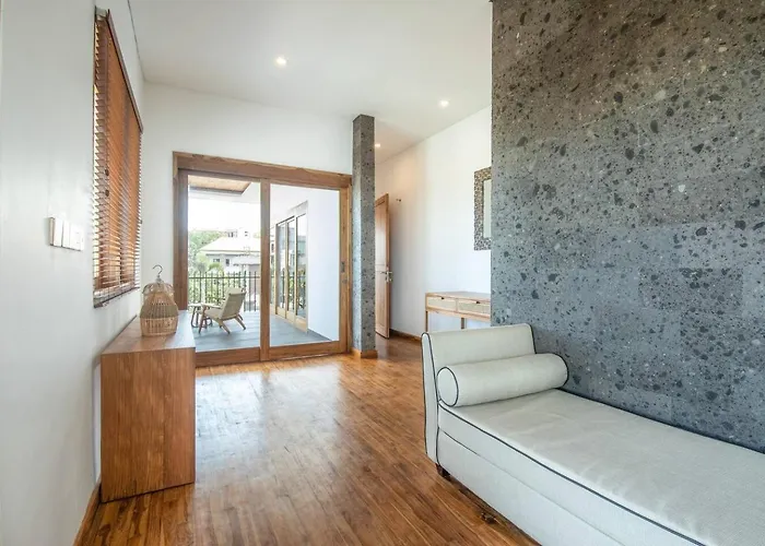 Opulent 6 Bedroom In With Ocean View, 5 Mins To Savaya